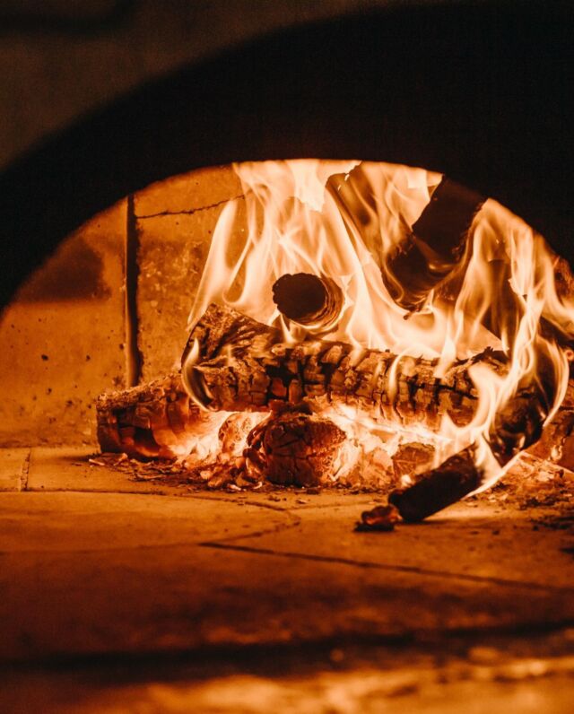🔥Il segreto è nel forno.
Il cuore della nostra pizzeria!Il forno a legna è fondamentale per la cottura della pizza perché consente di ottenere una crosta croccante, una cottura uniforme, un sapore caratteristico e tempi di preparazione rapidi, contribuendo così alla qualità e all’autenticità del prodotto finale‼️
.
.
.
.
.
Pizzeria
Pizzeria Acireale
Forno a legna
Pizza croccante
Pizza digeribile
Ecco perché è fondamentale la cottura della pizza nel forno a legna